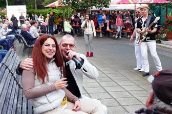 Leipziger Band stellt beim Warmbader Kurparkfest den Regen in den Schatten - So wie hier Sänger Heiko bezog die Band Nightfever immer wieder das Publikum in ihren Auftritt mit ein.