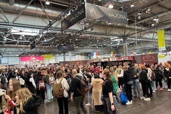Leipziger Buchmesse: Großer Andrang bei Vajona-Verlag aus dem Vogtland - Am Stand des Vajona-Verlages herrschte kurz nach Öffnung der Leipziger Buchmesse Gedränge.