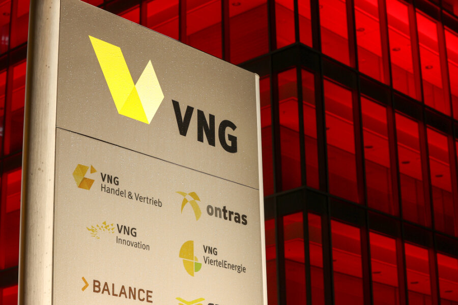 Leipziger Gashändler erhält vom Bund Hunderte Millionen Euro - Die beleuchtete Zentrale der VNG AG in Leipzig.