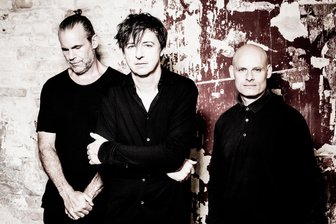 Leipziger Großtaten: Michael Wollny und sein Trio entfesseln auf „Living Ghosts“ eine neue Art von Free-Jazz - Ein Herz, ein Geist: Tim Lefebvre, Michael Wollny und Eric Schaeffer (von links).