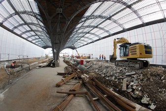 Ein Blick auf das Baufeld an den Gleisen 12 bis 15. Damit künftig auch längere ICEs halten können, werden die Bahnsteige verlängert.