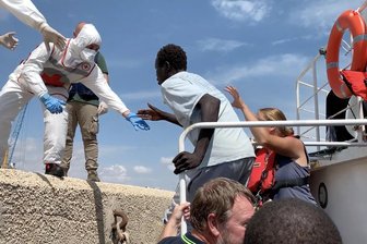 Leipziger MDR-Doku zur Seenotrettung im Mittelmeer erhält „Grimme“-Preis - Der Dokumentarfilm ,,Einhundertvier" zeigt in Echtzeit die dramatische Rettung von 104 Geflüchteten aus einem sinkenden Schlauchboot im Mittelmeer und sensibilisiert für die humanitären Herausforderungen auf dieser gefährlichen Fluchtroute.