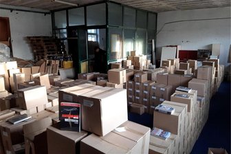 Leipziger Neonazi-Verlag „Der Schelm“ - Buchhändlern aus Sachsen droht nun Gefängnis - In diesem Lager des Neonazi-Verlags „Der Schelm“ im Landkreis Leipzig sicherten Ermittler mehr als 50.000 Bücher und Schriften voller Hetze, Antisemitismus, Größenwahn und Faschismus, die über das Internet verkauft werden sollten.