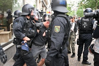 Leipziger Polizeichef räumt Fehler bei "Tag-X"-Demos ein - Obwohl zivile Ermittler im Kessel waren, will die Polizei nicht gewusst haben, wie viele Menschen sie umzingelt hatte.