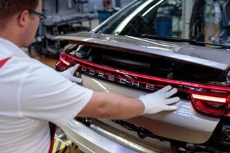 Leipziger Porsche-Werk wächst mit neuem Sportwagen - Siegfried Bülow - Ein Mitarbeiter bei Montagearbeiten an einem Auto der neuen Panamera-Baureihe.