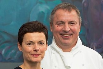 Leipziger Sternekoch Detlef Schlegel: "Spitzengastronomie ist Leistungssport" - Ein Paar im Job und im privaten Leben: Petra Schlegel zeichnet für den Service verantwortlich, Detlef Schlegel ist der Chef in der Küche.