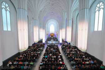 Leipziger Uni-Andacht: "Tat raubt Leichtigkeit des Daseins" - Zahlreiche Menschen nehmen an einer Gedenkveranstaltung im Paulinum der Universität Leipzig teil.
