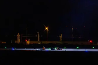 Leipziger Urteil: Meldepflicht gegen zwei Klima-Aktivisten außer Kraft gesetzt - Mitglieder der „Letzten Generation“ hatten sich am 1. August auf einem Rollfeld auf dem Flughafen Leipzig/ Halle festgeklebt. Zu dieser Gruppe sollen auch zwei Aktivisten gehören, gegen die die sächsische Polizei danach eine Meldepflicht verhängt hatte.