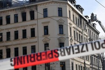 Leipziger Wohnhausbrand - Tatverdächtigem wird Mord vorgeworfen - Bei dem Feuer sind in der Nacht zum Karfreitag 16 Menschen verletzt worden. Eine Person starb.