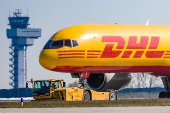 Leipzigs Wirtschaft stabil in der Pandemie - Für den Flughafen Leipzig/Halle in Schkeuditz ist eine Neuinvestition von 500 Millionen Euro fest eingeplant. Das Bild zeigt ein DHL-Frachtflugzeug bei der Landung auf dem Logistikstandort.