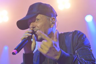 Leise gegen Nazis: Die Fantastischen Vier machen in Zwickau Party für die Mitte der Gesellschaft - Hausmarke: Michael „Michi“ Beck von den Fantastischen Vier beim Konzert in Zwickau.