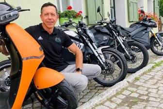 Leises Surren statt lautes Knattern: Motorräder und Roller auf Strombasis erobern auch Straßen im Erzgebirge - Birger Salzer aus Affalter verleiht und verkauft im Nebenerwerb Zweiräder, die auf Strombasis rollen. Er widmet sich der Elektromobilität seit 2014 und hat bis auf einen Trabant-Oldtimer keinen Verbrenner mehr in der Garage stehen.