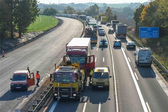 Leisnig: Defekter Lkw sorgt für Mega-Stau auf der A 14 - Auf der A 14 Richtung Leipzig an der Anschlussstelle Leisnig bildete sich ein langer Stau.