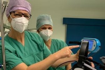Leisnig: Kino im OP-Saal - Mandy Büttner und Almut Trapp erklären einem Patienten, wie die Happymedbrille anzuwenden ist.