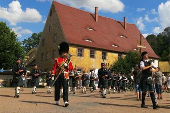 Leisnig: Kloster Buch wird zur grünen Insel - Einige Pipebands werden am Wochenende im Kloster Buch aufmarschieren.