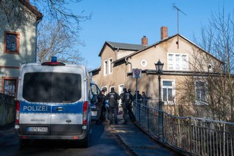 Leisnig: Verdacht auf Cannabis‑Plantage - Hausdurchsuchung - Einsatz an der Schloßstraße in Leisnig: Polizei und Technisches Hilfswerk vor Ort.