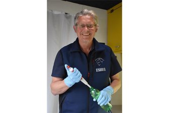 Leisnig: Verein untersucht Brunnenwasser - Mathias Albrecht vom Labormobil untersucht eine Brunnenwasserprobe.