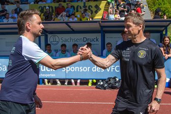Leistet Auerbach Schützenhilfe für den VFC Plauen? - Noch-VFC-Trainer Norman Zschach (l.) wird am Sonntag vor heimischer Kulisse verabschiedet. Bald-VFC-Trainer Sven Köhler kann indes mit dem VfB Auerbach Schützenhilfe leisten.