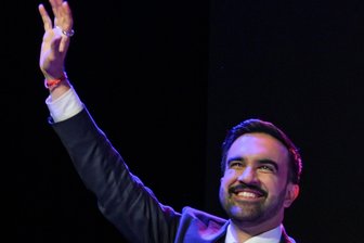 Leitartikel zu Abstimmungen in den USA: Eine Klatsche für Trump zum Jahrestag - Hat die Bürgermeisterwahlen in New York gewonnen: der linke Demokrat Zohran Mamdani.