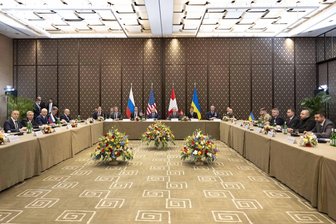 Leitartikel zu den Ukraine-Verhandlungen: Es geht um geostrategischen Einfluss und ums Geschäft - Die Teilnehmer der trilateralen Verhandlungen zwischen der Ukraine, den USA und Russland sitzen vor Beginn der Gespräche im Hotel Intercontinental in Genf.