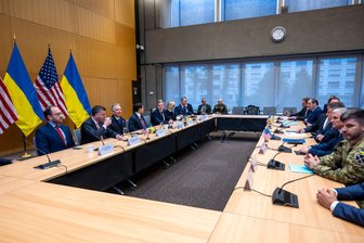 Leitartikel zu EU-Staaten und US-Ukraine-Plan: Trump setzt die Europäer unter Druck - Die US-amerikanischen und die ukrainischen Delegationen zu Beginn ihrer Gespräche in der US-Vertretung in Genf.