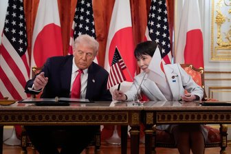 Leitartikel zu Großmächten USA und China: Was Europa jetzt tun kann - US-Präsident Donald Trump und Japans Regierungschefin Sanae Takaichi unterzeichnen in Tokio Abkommen zur wirtschaftlichen Zusammenarbeit - etwa zur Sicherung der Versorgung mit Seltenen Erden.