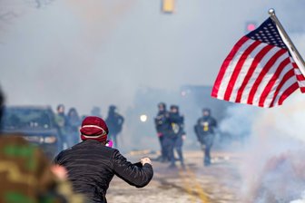 Leitartikel zu tödlichem Ice-Einsatz: USA auf dem Weg zum Terrorstaat? - Demonstranten stehen in Minneapolis (US-Bundesstaat Minnesota) US-Beamten der Grenzschutzbehörde Ice gegenüber. Erneut gab es einen tödlichen Einsatz der Ice-Beamten.