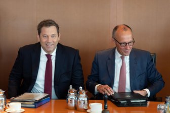 Leitartikel zum Bundeshaushalt 2026: Ein Tanz auf der „Titanic“ - Bundesfinanzminister Lars Klingbeil (SPD, links) und Bundeskanzler Friedrich Merz (CDU) bei der Kabinettsberatung des Entwurfs für den Bundeshaushalt 2026.
