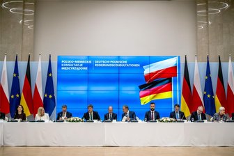 Leitartikel zum deutsch-polnischen Verhältnis: Bessere Beziehungen wären sehr hilfreich - Erstmals seit sechs Jahren wieder versammelt: Mitglieder der Bundesregierung und der polnischen Regierung bei ihren Konsultationen in Warschau.