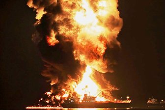 Leitartikel zum Iran-Krieg: Düstere Zeiten für den Nahen Osten - Ein Öltanker brennt nach einem iranischen Treffer in der Schiff-zu-Schiff-Umschlagzone im Hafen von Khor al-Zubair in der Nähe von Basra im Irak.