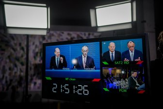 Leitartikel zum TV-Duell von Merz und Scholz: CDU und SPD müssen sich mehr aufeinander zubewegen - Das TV-Duell der Kanzlerkandidaten von SPD und Union , Olaf Scholz (jeweils links im Bildschirmbild) und Friedrich Merz haben rund 12,3 Millionen Zuschauer in ARD und ZDF verfolgt.