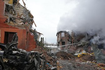 Leitartikel zum Ukraine-Krieg: Ein Diktatfrieden ist ein eingefrorener Krieg - Rettungskräfte löschen nach einem russisischen Drohnenangriff in Kiew ein Feuer. Der Angriffskrieg auf die Urkaine hält unvermindert an.