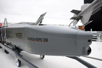 Leitartikel zum Ukrainekrieg und zur Taurus-Debatte: Die Entscheidung fällt auf dem Schlachtfeld - Der Marschflugkörper Taurus KEPD-350 steht bei der Internationalen Luft- und Raumfahrtausstellung auf dem Gelände vom Flughafen Berlin Brandenburg. Die Ukraine möchte die Waffe von Deutschland haben, doch Bundeskanzler Olaf Scholz will das nicht.