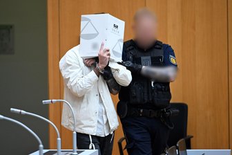 Leitartikel zum Urteil gegen den Mannheim-Attentäter: Rouven Laurs Vermächtnis - Der angeklagte Sulaiman A. (links) wird zum Prozess um den Anschlag von Mannheim in den Gerichtssaal geführt.
