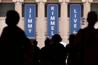 Leitartikel zur Absetzung der US-Talkshow von Jimmy Kimmel: Amerika hat nichts mehr zu lachen - Menschen gehen in los Angeles am Studio der Talkshow „Jimmy Kimmel Live!“ auf dem Hollywood Boulevard vorbei. Die Sendung wurde jetzt abgesetzt