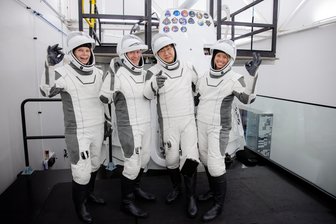 Leitartikel zur ersten Deutschen im Weltall: Frauentrip in einer Männerdomäne - Die Space-X-Crew für die Mission „Fram 2“: Rabea Rogge (l-r), Eric Philips, Chun Wang sowie Jannicke Mikkelsen.