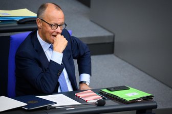 Leitartikel zur Haushaltsdebatte: Die Geldprobleme des Friedrich Merz - Bundeskanzler Friedrich Merz (CDU) hört sich im Bundestag die Debatte über den Haushalt seiner Regeirung für 2026 an.
