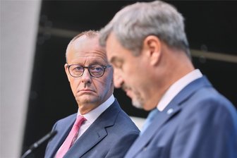 Leitartikel zur K-Frage in der Union: Teuer erkaufte Geschlossenheit - CSU-Chef Markus Söder (rechts) lässt CDU-Chef Friedrich Merz in der Frage der Kanzlerkandidatur für die Union den Vortritt.