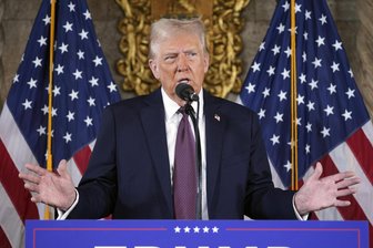 Leitartikel zur Pressekonferenz von Donald Trump: Imperialistische Lockerungsübungen - Der designierte US-Präsident Donald Trump spricht während einer Pressekonferenz in Mar-a-Lago.
