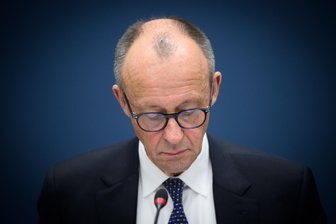 Leitartikel zur Reformpolitik: Was Friedrich Merz von Gerhard Schröder lernen kann – und was nicht - Bundeskanzler Friedrich Merz (CDU) will den Sozialstaat reformieren und die Wirtschaft wieder auf Kurs bringen.