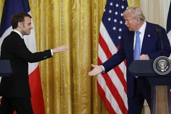 Leitartikel zur Rolle Emmanuel Macrons: Ein Visionär mit Fehlern - Frankreichs Präsident Emmanuel Macron (links) wird von US-Präsident Donald Trump im Weisen Haus mit Handschlag begrüßt.