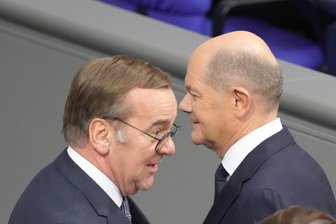 Leitartikel zur SPD-Kanzlerkandidatur: Die beste SPD-Chance heißt Boris Pistorius - Boris Pistorius (links) oder Olaf Scholz? In der SPD wird über den Kanzlerkandidaten für die vorgezogenen Neuwahlen am 23. Februar diskutiert.