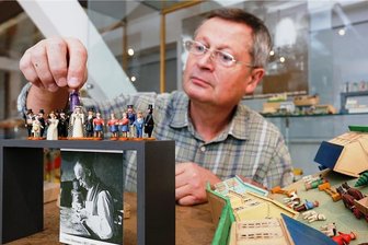 Leiter des Spielzeugmuseums Seiffen geht in Ruhestand - Wer führt sein Lebenswerk fort? - 2017: Konrad Auerbach arrangiert Miniatur-Figuren von Louis Hiemann.
