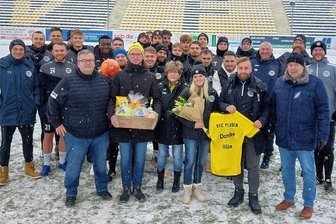 Leiterin der Geschäftsstelle macht Schluss - Geschäftsstellenleiterin Silja Schumann (vorn, Dritte von rechts) verlässt am Freitag (22. Dezember) den VFC Plauen.