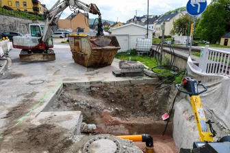 Leitungsbau im beengten Tunnel in Aue: Warum sie teuer sind und so lange dauern - Sechs Meter tief musste auf der Seite vom Zeller Berg für die Arbeiten an den Gasleitungen gegraben werden. Die erforderliche Stützkonstruktion baute die Bergsicherung Sachsen.