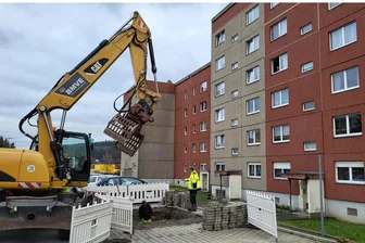Leitungsleck geflickt – Wärme- und Warmwasserversorgung im Schwarzenberger Stadtteil Sonnenleithe steht wieder - Mitarbeiter einer Baufirma und der Stadtwerke Schwarzenberg beim Orten des Lecks im Wärme-Leitungsnetz im Stadtteil Sonnenleithe.