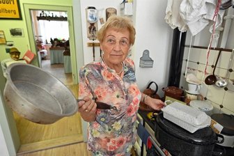 Lektion Erzgebirge: Riebeisen, Sterz und Schäpplöffel – kennen Sie die Übersetzung? - Regine Seifert sammelt im Heimatmuseum Hormersdorf erzgebirgische Küchenutensilien: Sie kennt natürlich die Unterschiede zwischen Pfanne groß und Pfannel klein.