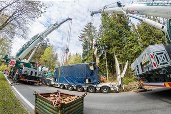 Lengefeld: Schwerlasttransporter landet nach Unfall mit anderem Lastwagen im Straßengraben – enormer Sachschaden - Wegen der Bergung eines verunglückten Sattelschleppers ist die Staatsstraße 226 aktuell gesperrt.