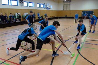 Lengefelder Schule erweist sich als Floorball-Hochburg - In diesem Spiel besiegten die Lengefelder U-18-Spieler Neukirchen mit 1:0.
