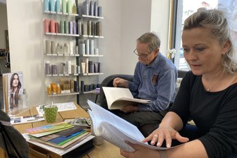 Lengenfeld 1945: Daniela Polster von der Beauty Lounge spricht erstmals über die dramatische Flucht ihrer Familie - Letzte Absprachen in der Beauty Lounge - Daniela Polster und Volker Sönnichsen lesen bald aus Erinnerungen, die Großtante und Großvater hinterlassen haben.